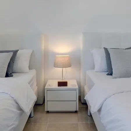 New Modern 3 Bed Puerto Banus Apartment