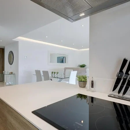 New Modern 3 Bed Puerto Banus マルベーリャ