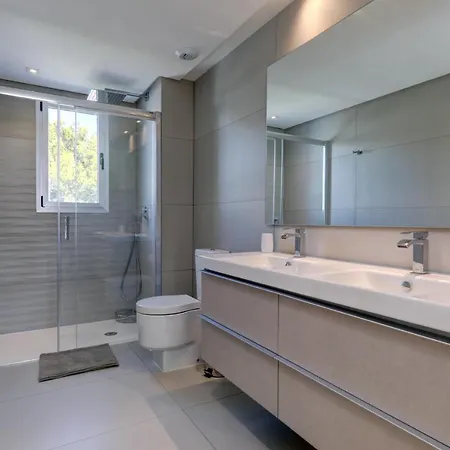 New Modern 3 Bed Puerto Banus Apartment